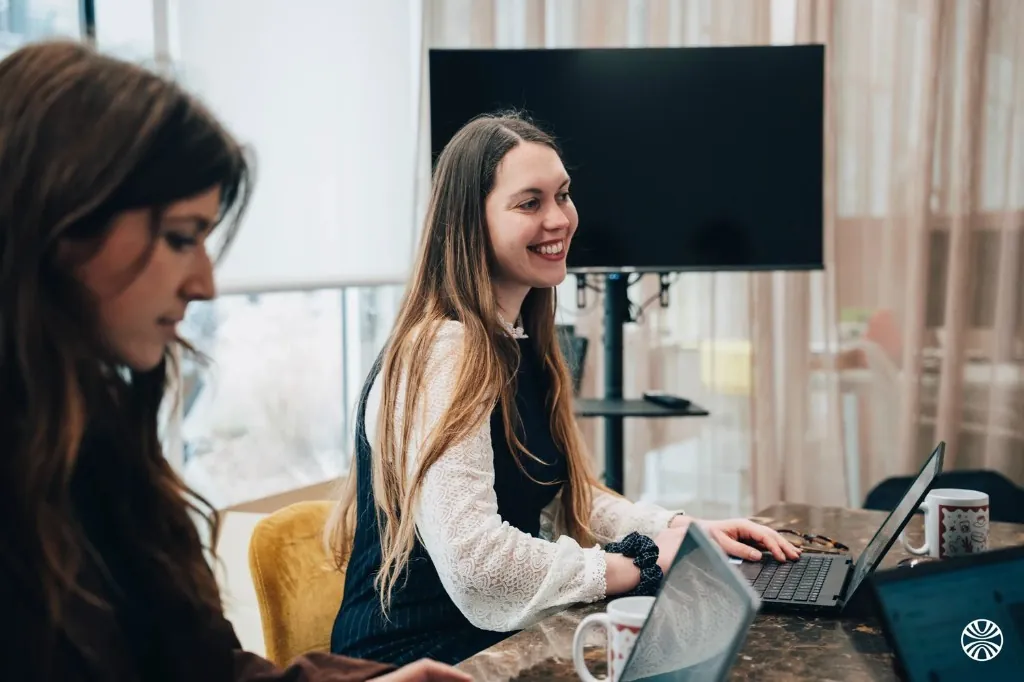 Réunion collaborative dans un espace de travail moderne